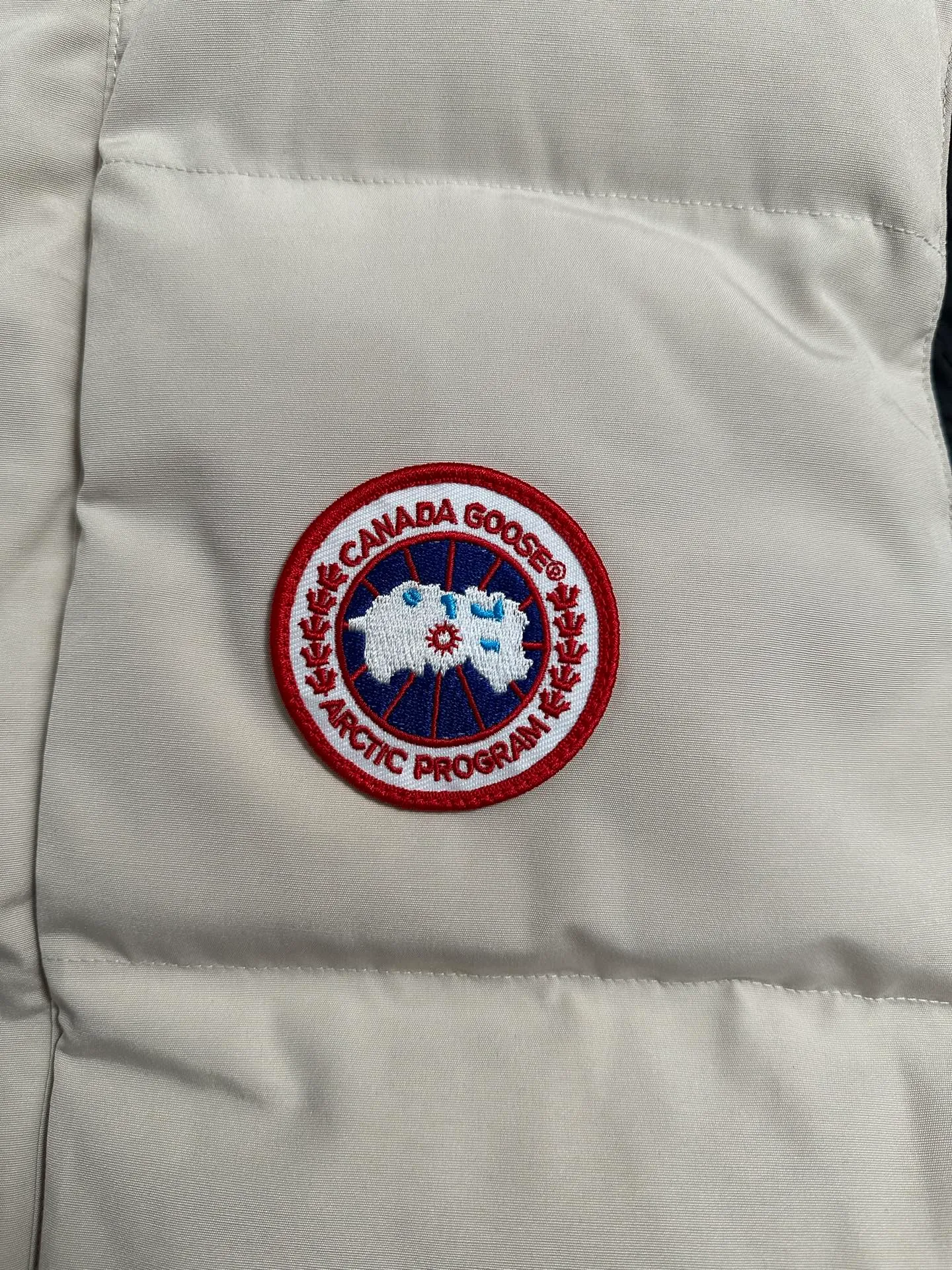 P520 Canada Goose down vest, dark gray and versatile, warm and stylish, easily adaptable to many styles, great for layering in autumn and winter~ There is only one protagonist in autumn and winter every year, and that is the goose. Any other category is a supporting role. Super stylish, simple and versatile, a must-buy item in autumn and winter. This excellent down vest can be freely layered with various clothes, it can be worn with T-shirts, sweaters, sweaters, and thin cotton, and it is made of wear-resistant fabric without being pretentious! Color: black, gray, white Size: XS, S, M, L, XL, XXL